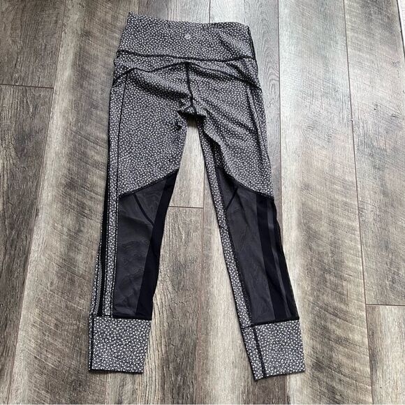 Lululemon Hit It 7/8 Tight 25" Frozen Fizz White Black / Black Size 4 - Picture 12 of 15